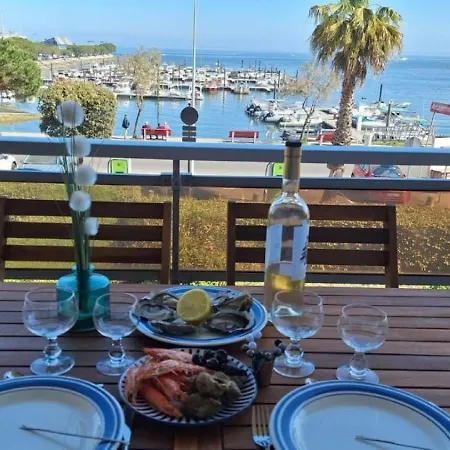 Apartment T3 En Premiere Ligne Vue Bassin, Proche Commerces *