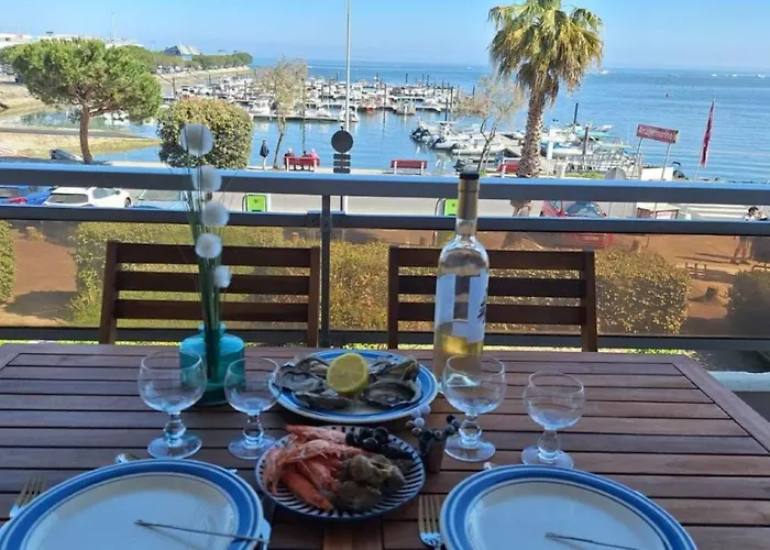 Apartment T3 En Premiere Ligne Vue Bassin, Proche Commerces *