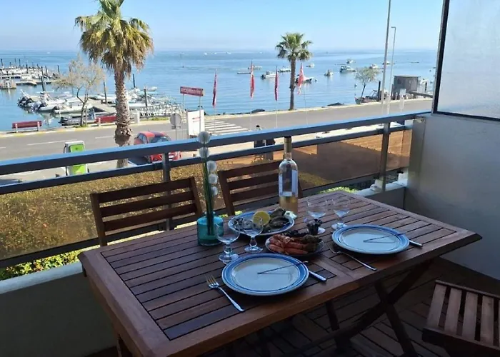 Apartment T3 En Premiere Ligne Vue Bassin, Proche Commerces *